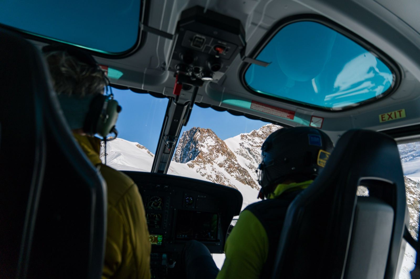 Le cime innevate viste dalla cabina dell'elicottero