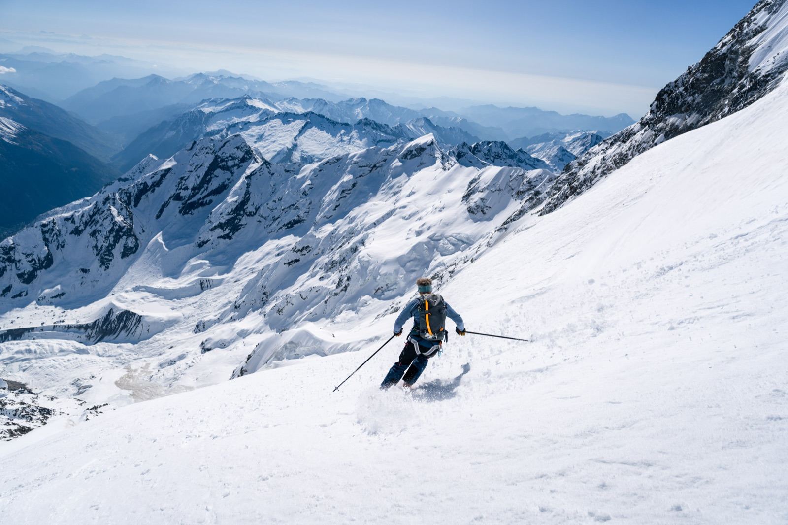 Discesa su neve intatta fra le cime del massiccio