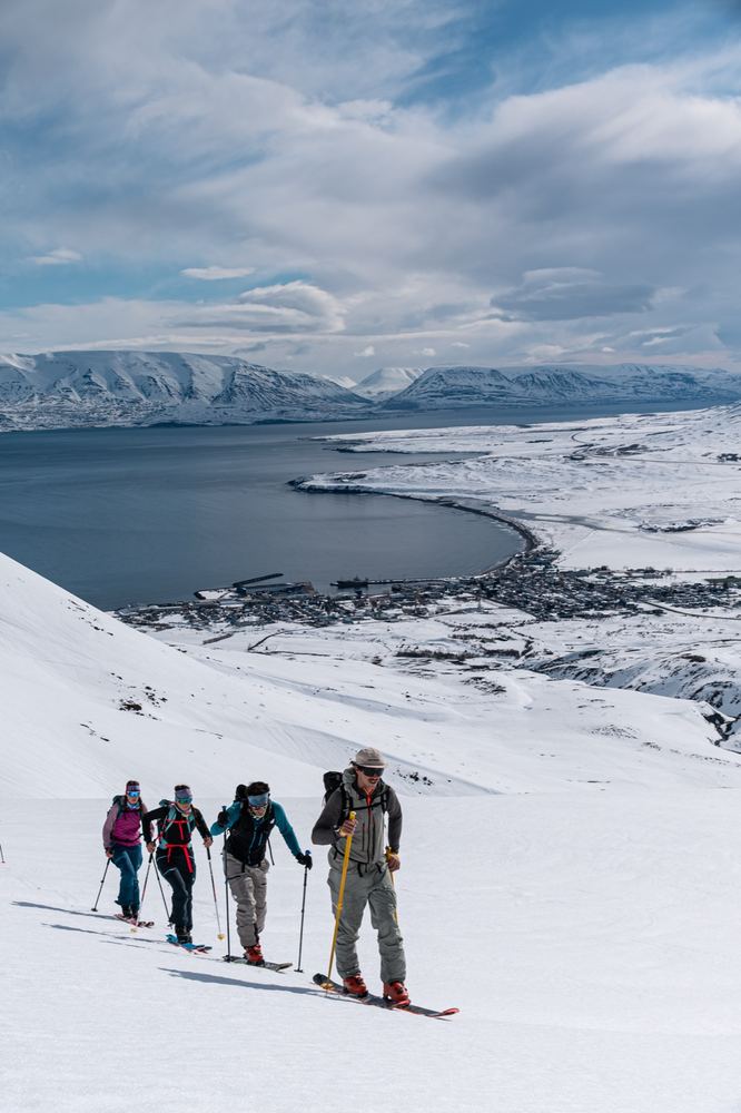 Gruppo in salita sopra la costa innevata, Islanda