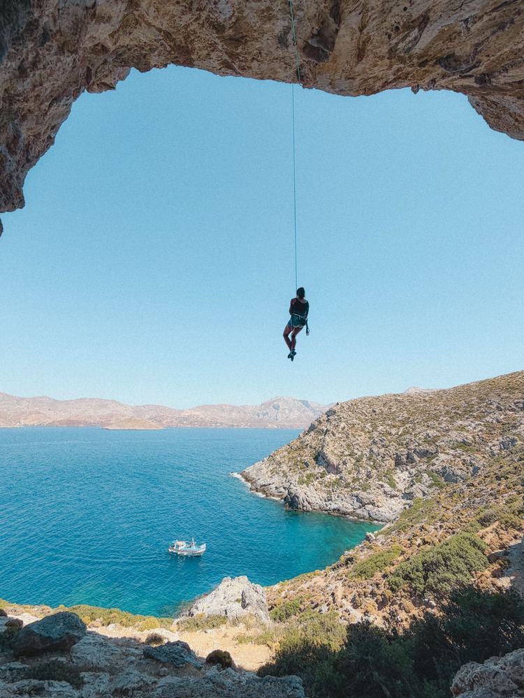 Calata dalla volta della grotta sopra il mare