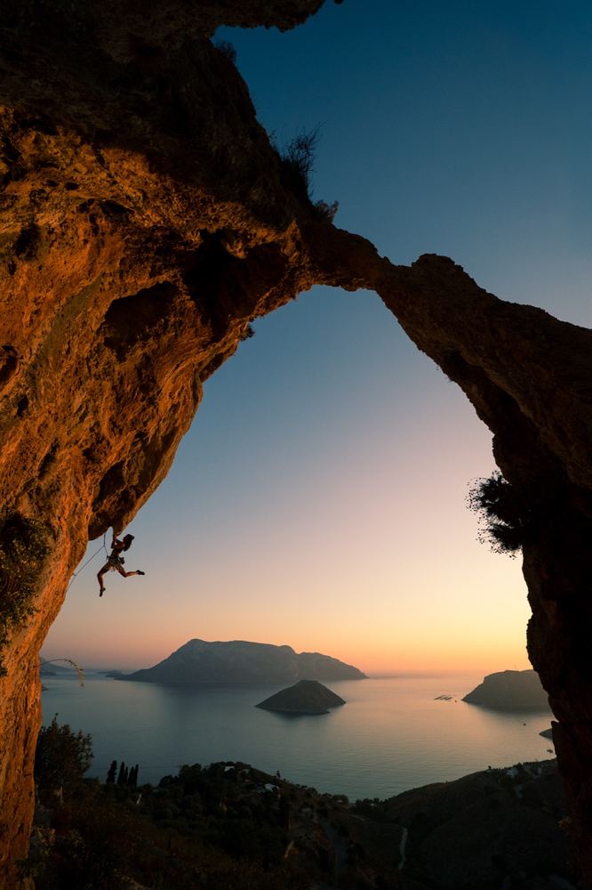 Grotta di calcare controluce al tramonto
